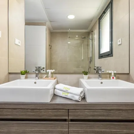 Vivi Homes - Boa Pool, Terrace & Sea View 아파트