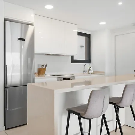 Vivi Homes - Boa Pool, Terrace & Sea View 아파트 *