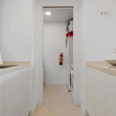 Vivi Homes - Boa Pool, Terrace & Sea View 아파트